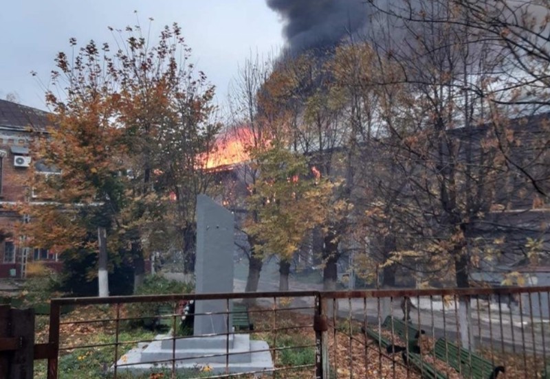 Крупный пожар произошел в цехе по производству перчаток в Иванове