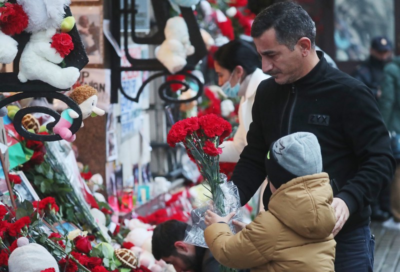Цветы и игрушки принесли москвичи к зданиям посольств Армении и Азербайджана