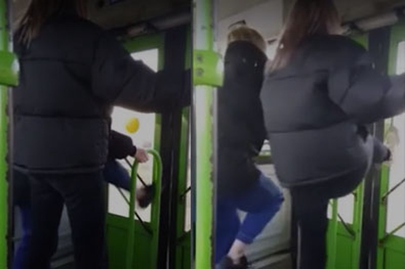 Видео дебоша уральских школьниц в автобусе возмутило пользователей Сети