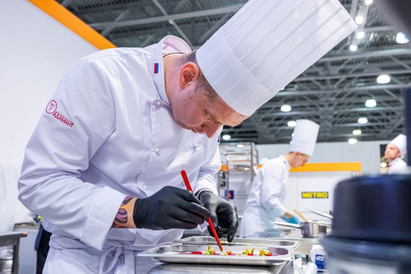Российские шеф-повара удивили жюри кулинарного конкурса перепелкой и копченым сомом