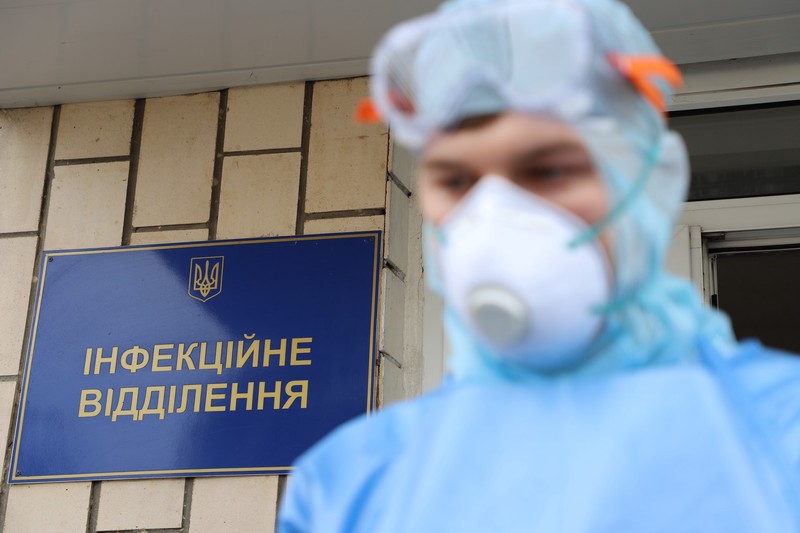 Школьник стал сиротой после смерти от COVID-19 родителей-медиков на Украине