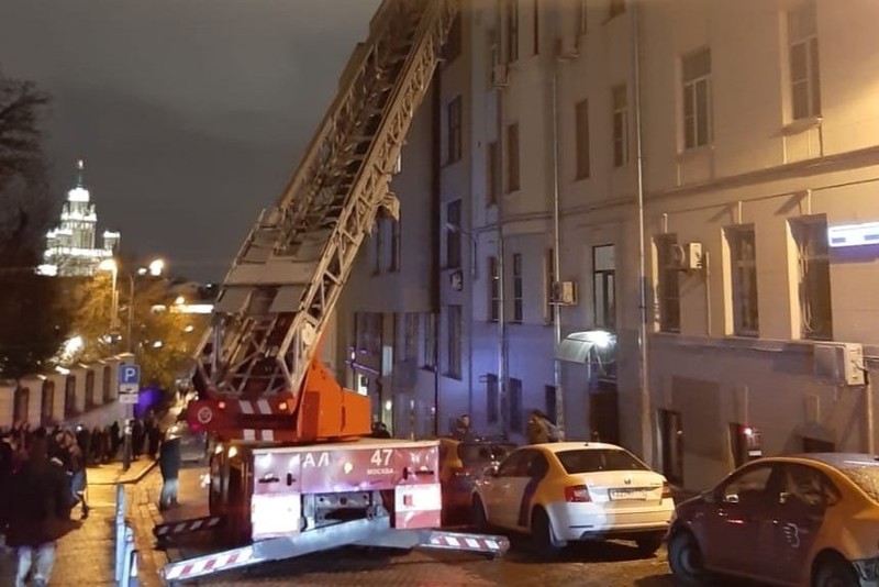 Шестерых человек спасли от пожара в жилом доме в центре Москвы