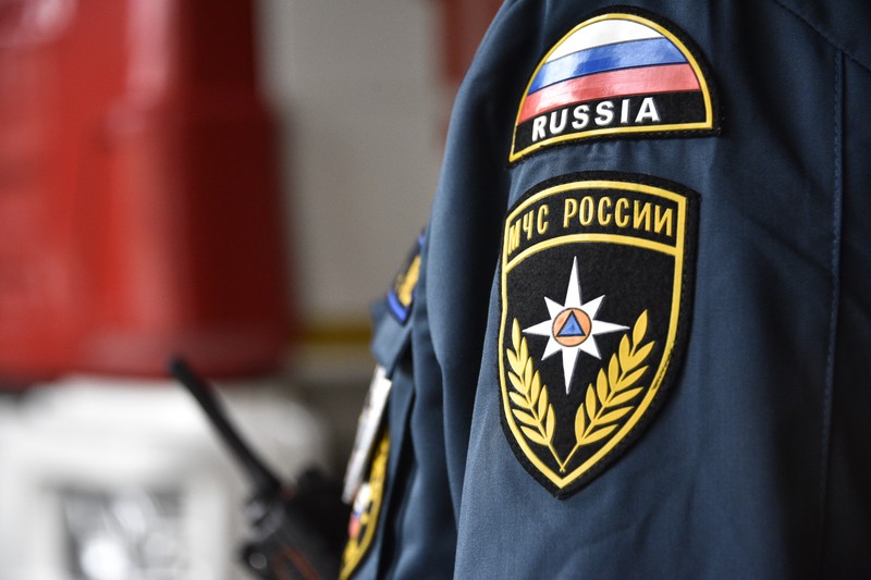 Четырех человек спасли из горящей квартиры на севере Москвы