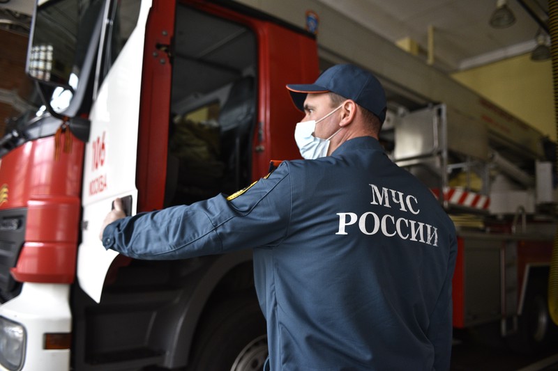 Спасатели в Москве оказали помощь запертому мужчине с инсультом