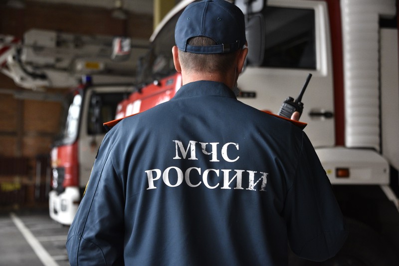 СМИ: Частный дом обрушился во время пожара в Новой Москве