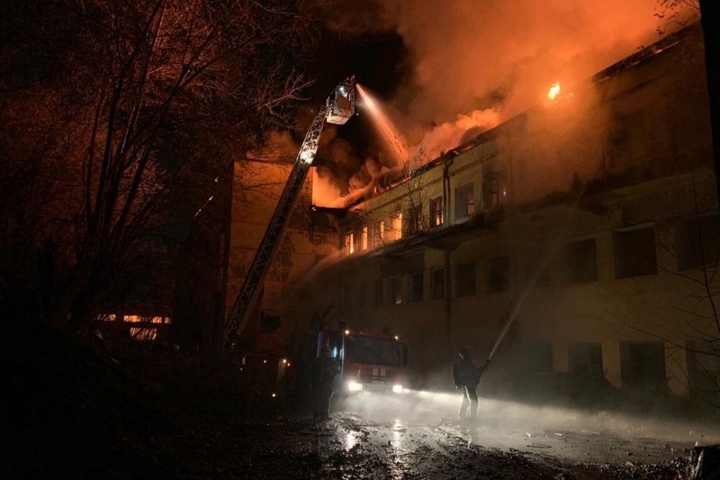 Площадь пожара на бывшем заводе «Серп и молот» выросла до 700 «квадратов»