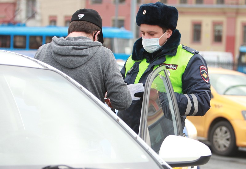 Более 1000 водителей оштрафовали в Москве с начала года за разговор по телефону 