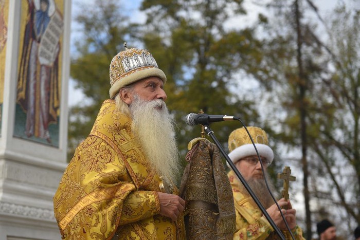 Памятный знак украсила мозаика