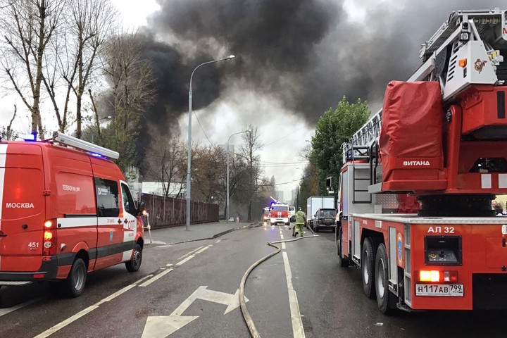 Пожарные заявили об угрозе взрыва в ангаре на юге Москвы