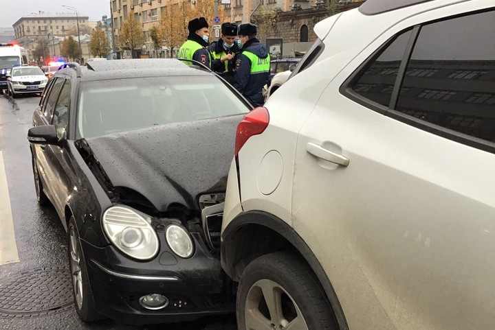 В России предложили маркировать автомобили лихачей специальной наклейкой