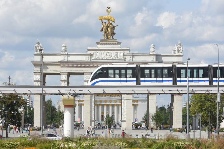 Одинокие вагончики. Как появился столичный монорельс