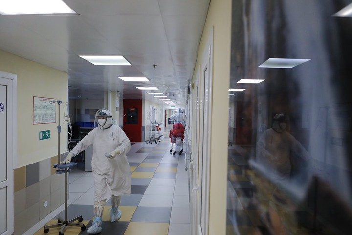 Почти 810 человек с COVID-19 проходят лечение в Филатовской больнице Москвы