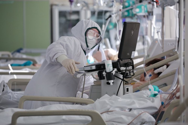 Более 7,7 миллиарда рублей выделят на отпускные медикам, борющимся с COVID-19