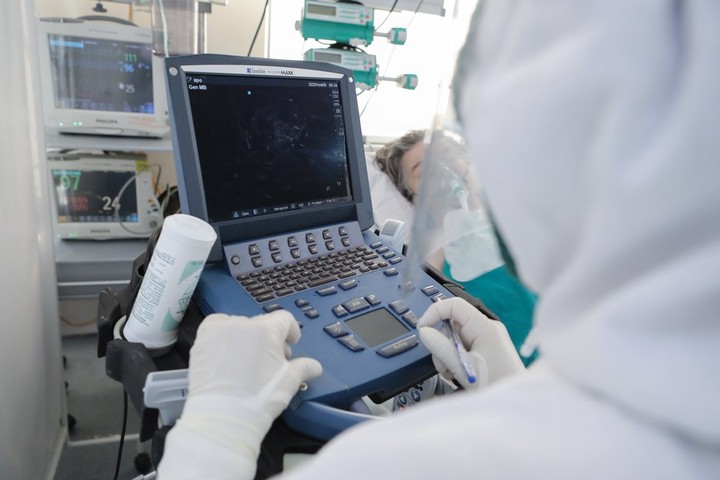Роспотребнадзор назвал процент взрослых, которые тяжело переносят COVID-19
