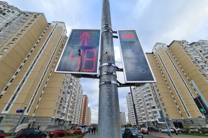 Автомобилист на западе столицы насмерть сбил пешехода, переходившего дорогу на красный свет
