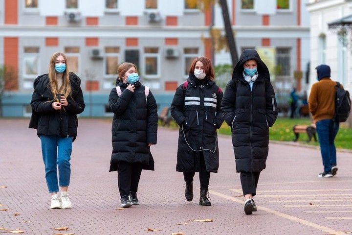 «Выбирать не приходится»: сколько привитых от коронавируса россиян остановят пандемию
