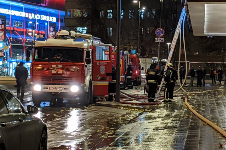 Пожарные ликвидировали возгорание в ангаре в Новой Москве
