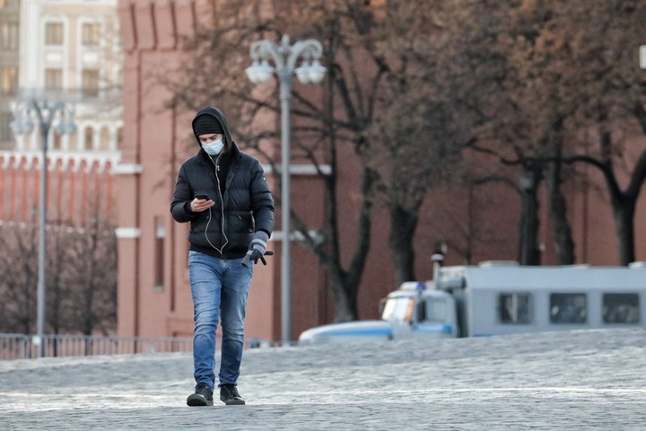 Удаленка и самоизоляция для пожилых: какие ограничения продлили в Москве