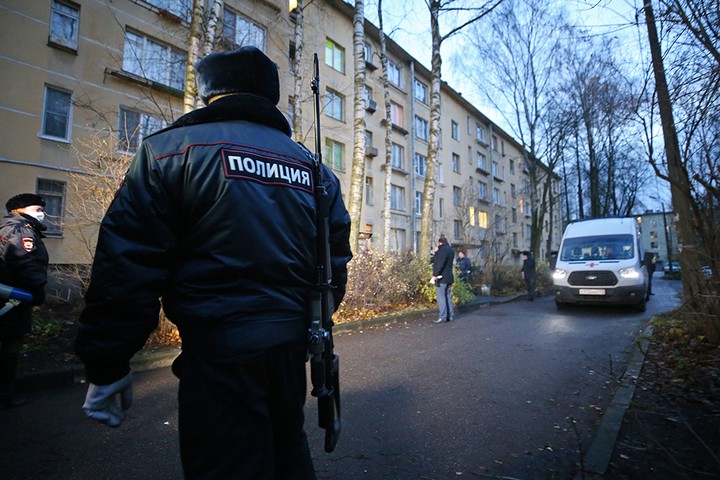 Тело мужчины обнаружили в подъезде дома в центре столицы