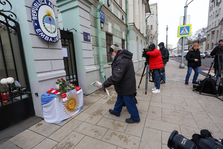 Москвичи принесли цветы к посольству Аргентины в память о Диего Марадоне