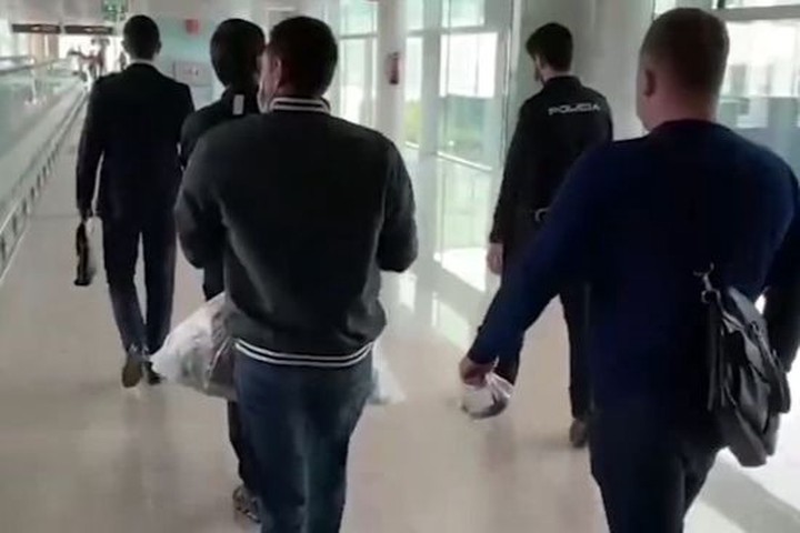 Разыскиваемых в России мужчин доставили в Москву из Барселоны