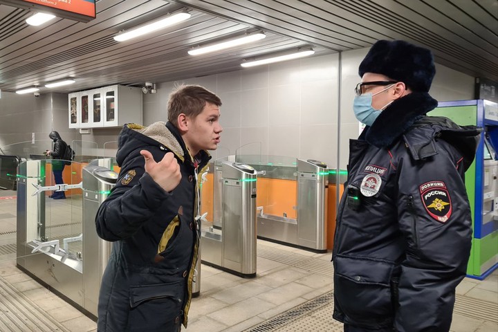Власти Москвы усилят контроль за мерами против COVID перед Новым годом