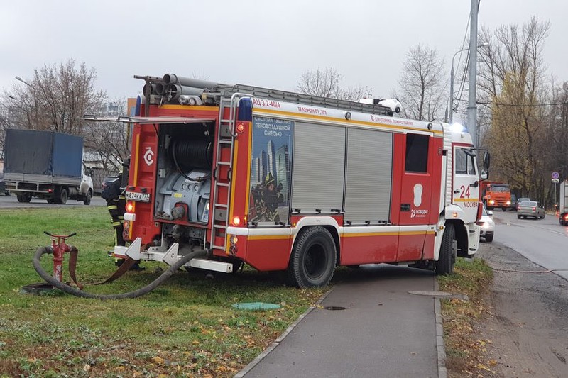 Пожар произошел в нежилом здании на Рязанском проспекте