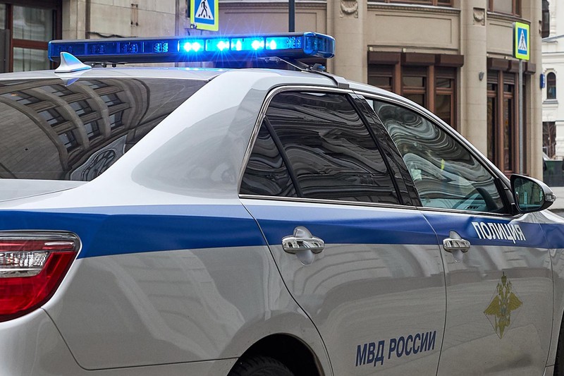 Легковушка вылетела на тротуар с пешеходами в Челябинске