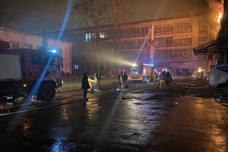 Производственное здание загорелось в Петербурге на площади 600 «квадратов»