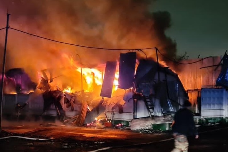 Пожарные ликвидировали возгорание бытовок на юге Москвы