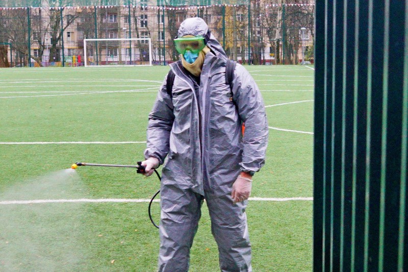 Как дезинфицируют детские и спортивные площадки в Москве