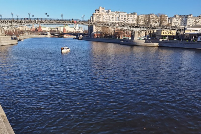 Специалисты Мосводостока устраняют масляное пятно на Москве-реке
