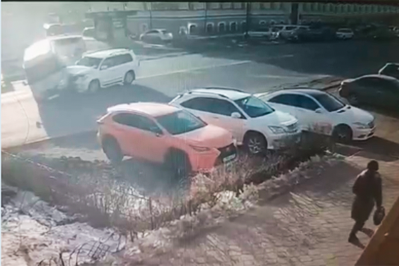 Сын министра Амурской области перевернул инкассаторскую машину и попал на видео