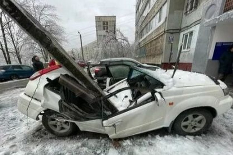 Названа вероятная причина падения плиты на автомобиль во Владивостоке