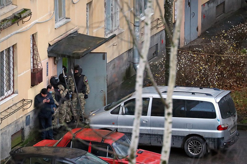 СМИ: Захвативший шестерых детей петербуржец сдался полиции