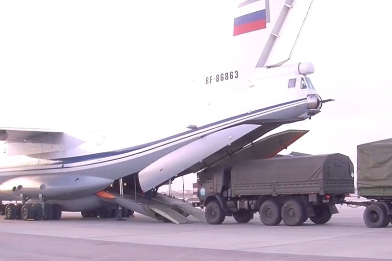 Первые самолеты с российскими военными медиками вылетели в Карабах