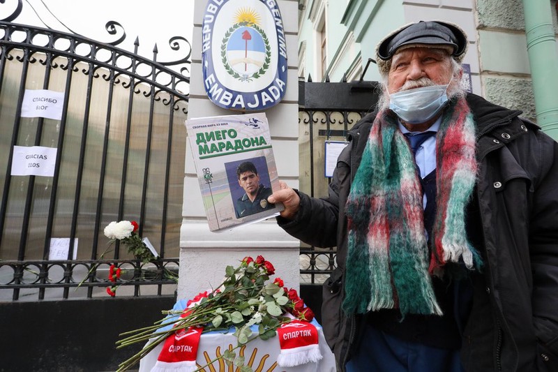 Москвичи принесли цветы к посольству Аргентины в память о Диего Марадоне