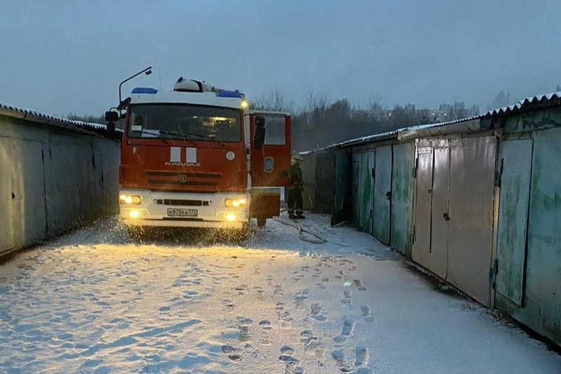 Три гаража загорелись на юго-западе Москвы