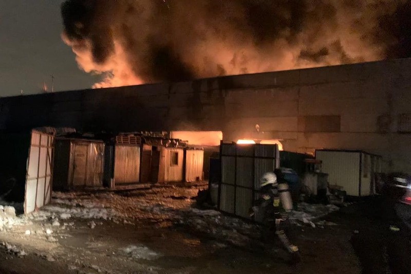 Крупный пожар в производственном здании произошел в Подмосковье