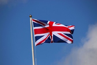 Уровень угрозы от COVID-19 понизили в Великобритании