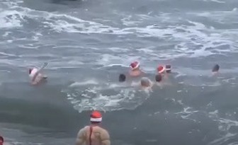 Массовый заплыв Дедов Морозов в Черном море попал на видео