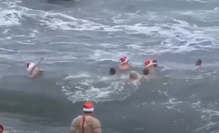 Массовый заплыв Дедов Морозов в Черном море попал на видео