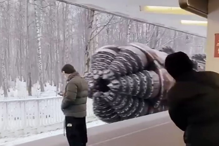Видео прибытия «десептиконов» в столичном метро стало популярным в Сети
