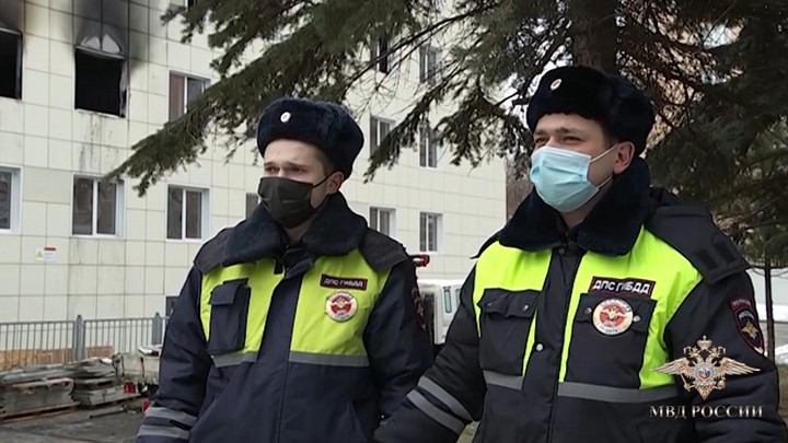 Сотрудники ГИБДД спасли 12 человек из горящего здания в центре Москвы