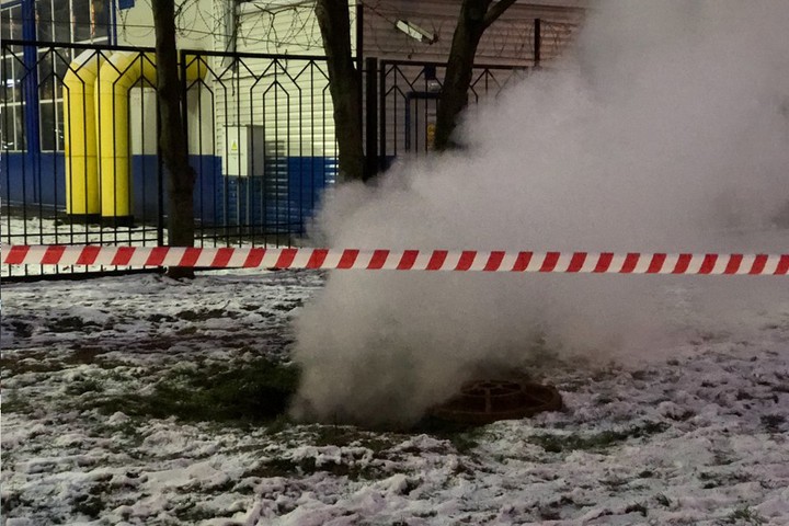 СМИ: Трубу с горячей водой прорвало на северо-востоке Москвы