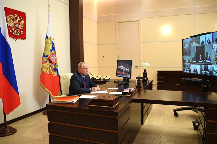 Путин подписал закон о запрете финансирования митингов из-за рубежа