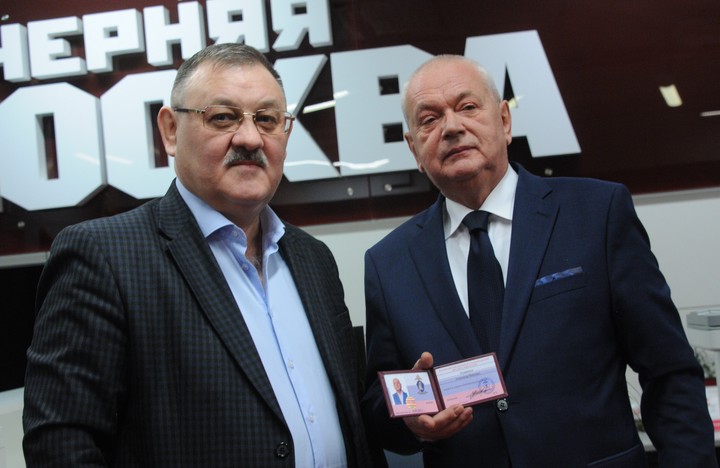 Главному редактору газеты «Вечерняя Москва» Александру Куприянову вручили удостоверение члена Попечительского совета ВНИИ МВД России