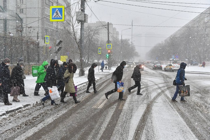 Водителей в Москве призвали быть внимательнее в связи с возвращением уроков в школах