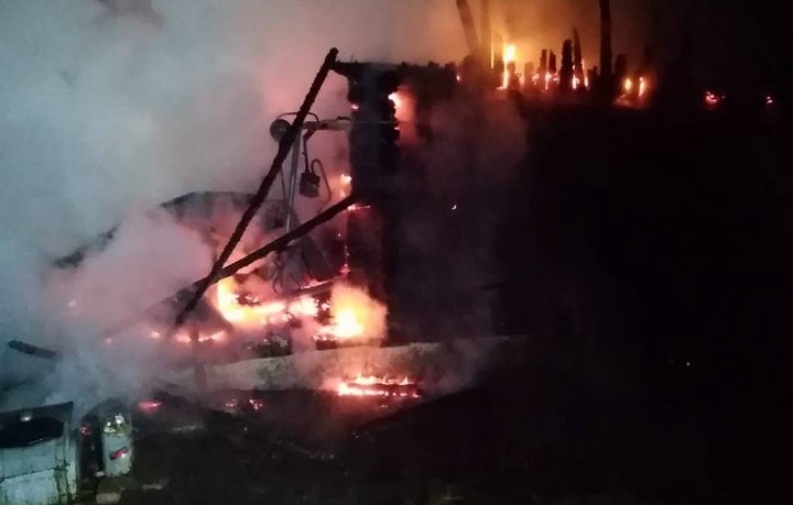 Дом загорелся в поселке Армейский в Подмосковье