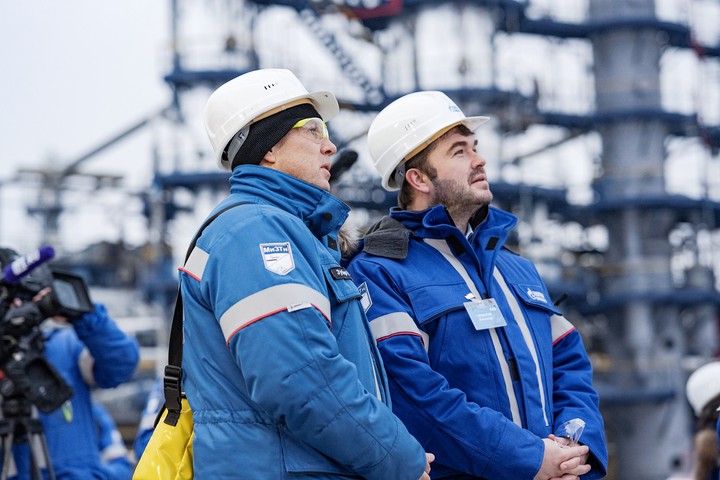 Прощай, раритет нефтяной промышленности: завод избавляется от старых установок